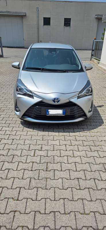 Usata Toyota Yaris Hybrid Active 73 CV (53 kW) 2019 Argento Berlina