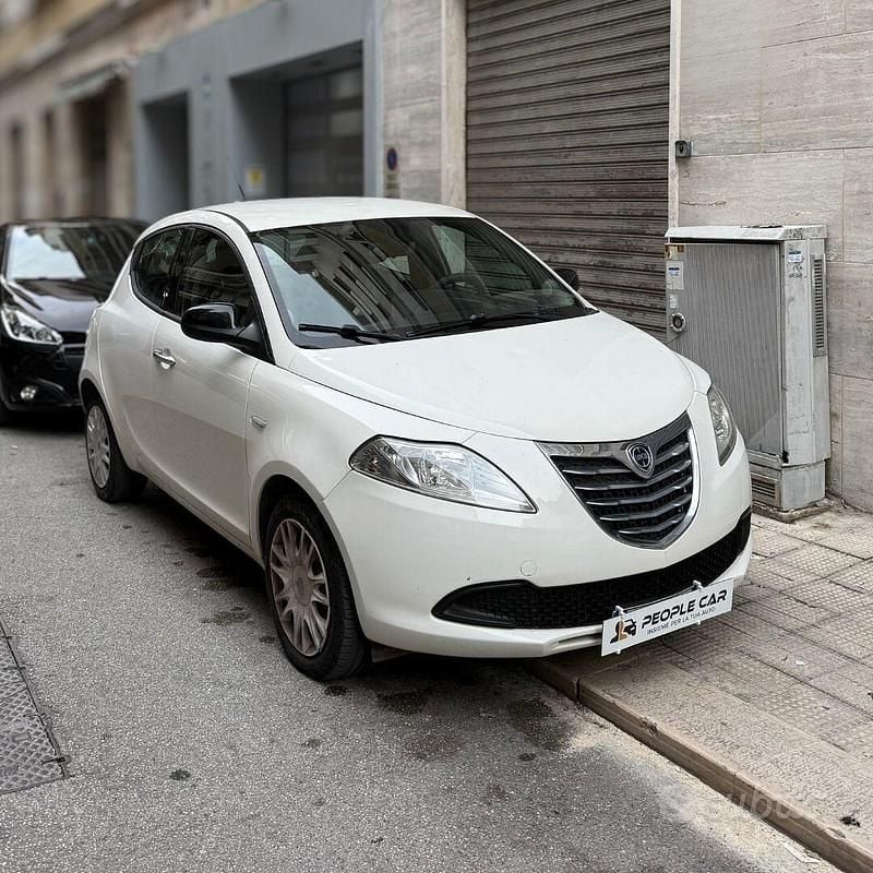 Bianco Usata 2012 Lancia Ypsilon Gold Due volumi | 5950 € (Buon prezzo) - Immagine 1/4