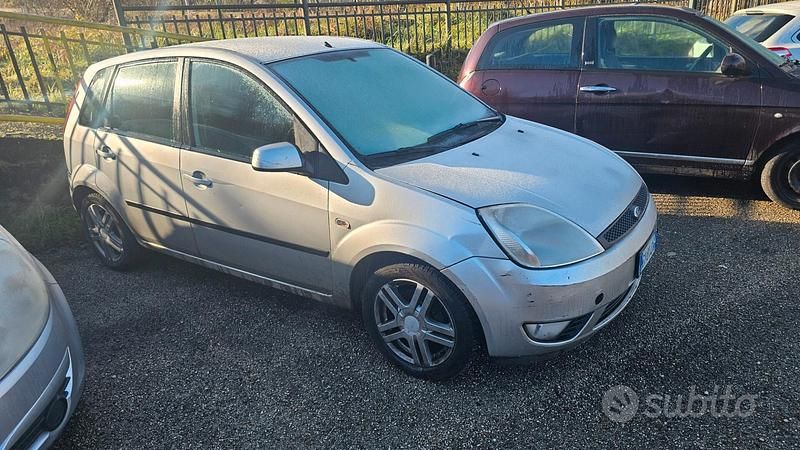 Usata Ford Fiesta Ghia 67 CV (49 kW) 2006 Grigio Berlina
