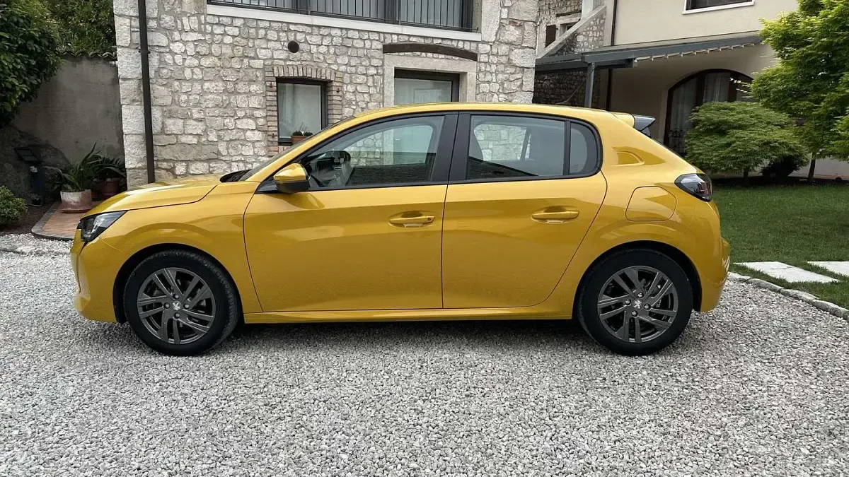 Usata Peugeot 208 Active 101 CV (74 kW) 2021 Giallo Utilitaria