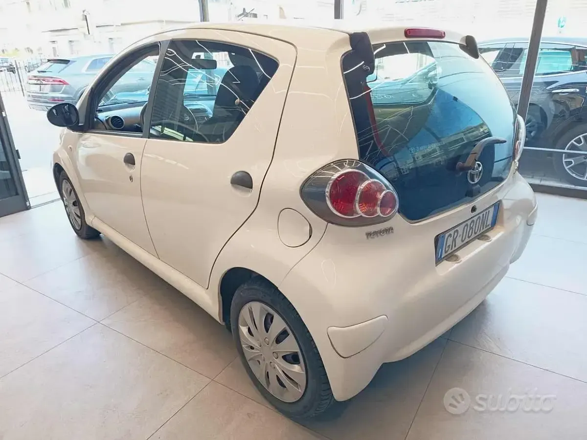 Usata Toyota Aygo Lounge 68 CV (50 kW) 2012 Bianco Utilitaria