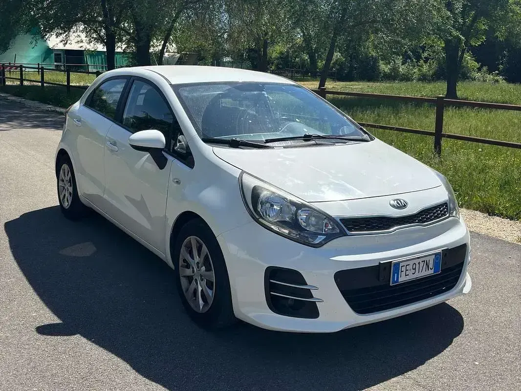 Usado Kia Rio Active 86 CV (63 kW) 2016 Blanco Utilitario
