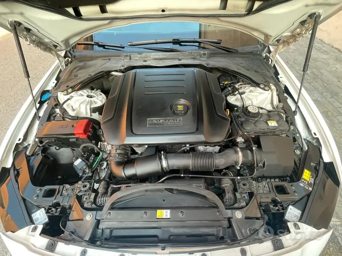 Usata Jaguar XE 179 CV (131 kW) 2018 Bianco Berlina