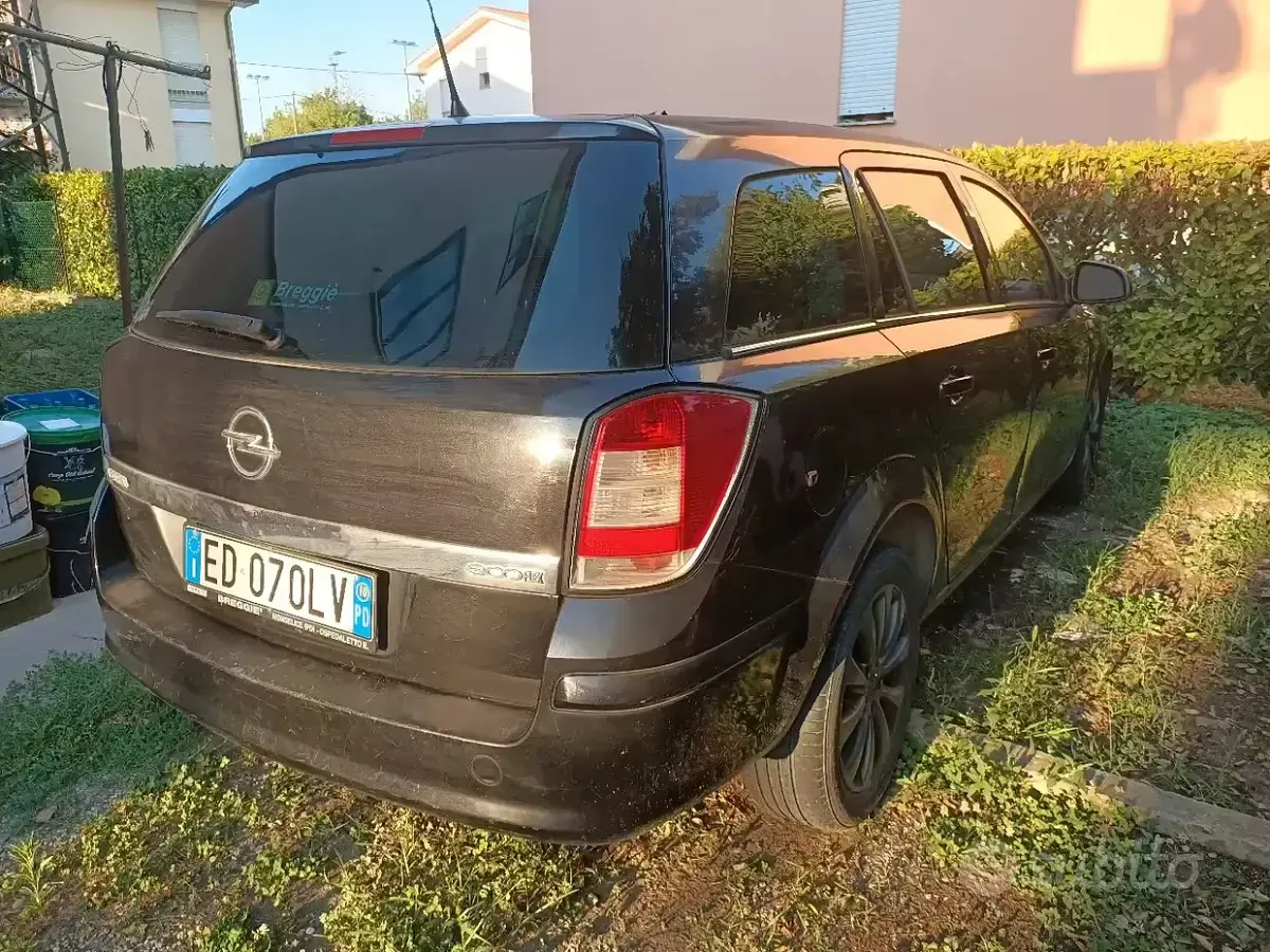 Usata Opel Astra 110 CV (80 kW) 2010 Nero Station wagon