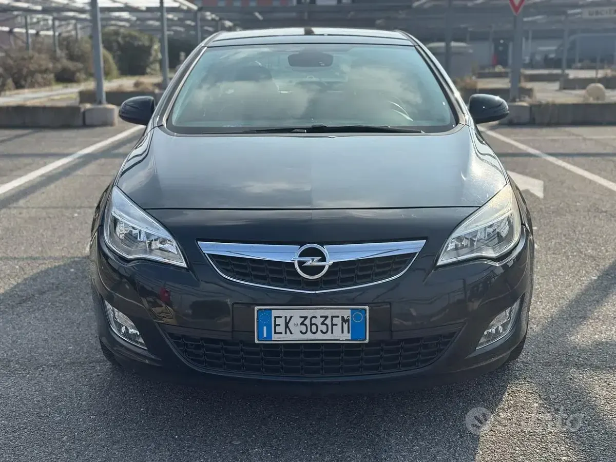 Usata Opel Astra Cosmo 110 CV (80 kW) 2011 Nero Berlina