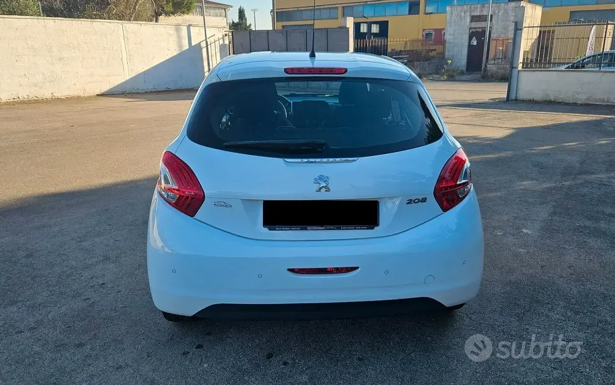 Usata Peugeot 208 Allure 68 CV (50 kW) 2015 Bianco Utilitaria