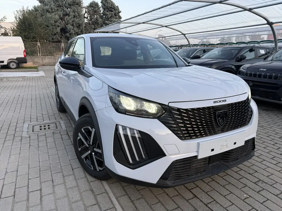 Usata Peugeot 2008 Active 102 CV (75 kW) 2024 Bianco SUV