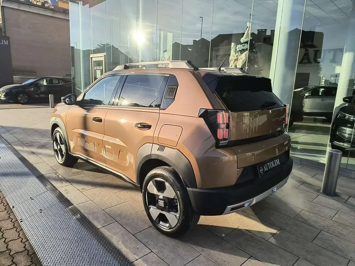 Nuova Fiat Grande Panda La Prima 101 CV (74 kW) 2025 Bronzo luna Utilitaria