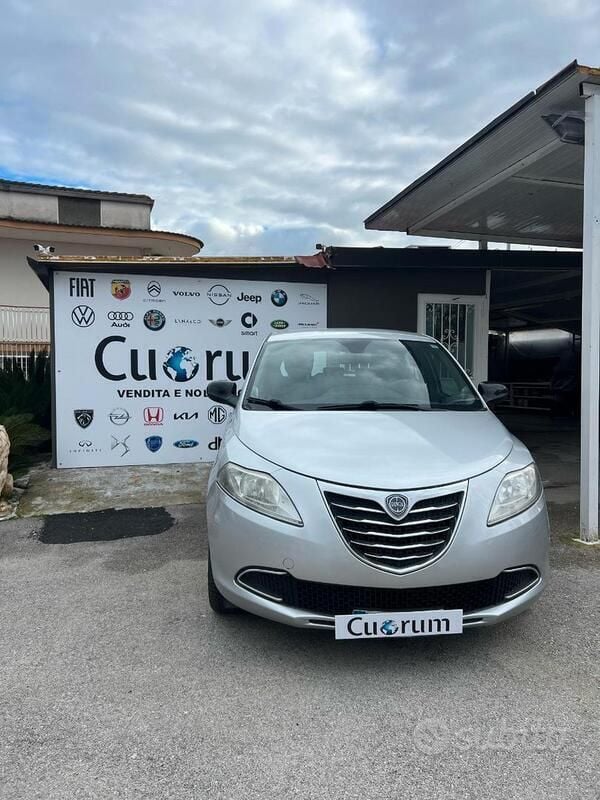Usata Lancia Ypsilon Gold 69 CV (50 kW) 2012 Argento Utilitaria