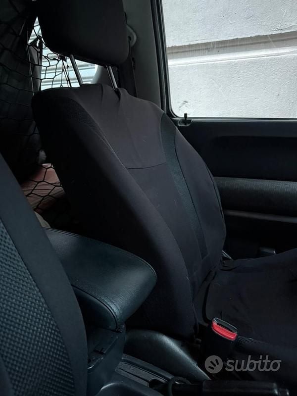 Usata Suzuki Jimny 65 CV (47 kW) 2005 Grigio SUV