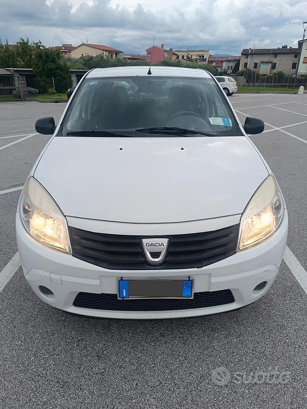 Bianco Usata 2009 Dacia Sandero Due volumi | 2800 € - Immagine 1/4