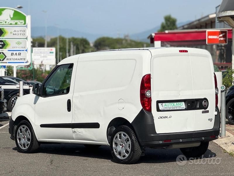 Usata Fiat Doblò Lounge 120 CV (88 kW) 2020 Bianco pastello Monovolume