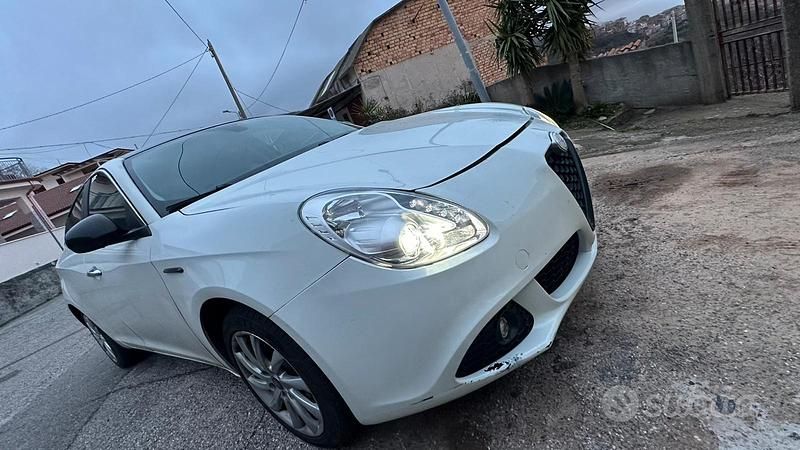 Usata Alfa Romeo Giulietta Distinctive 150 CV (110 kW) 2013 Bianco Utilitaria