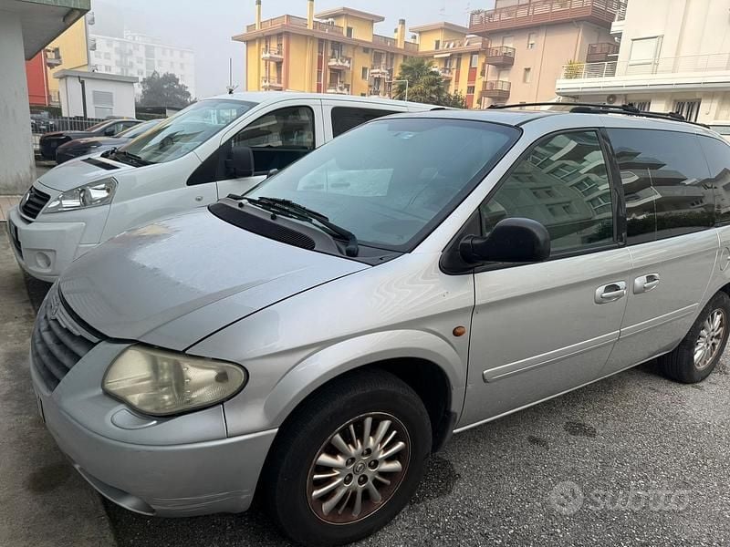 Usata Chrysler Voyager 150 CV (110 kW) 2005 Grigio Monovolume