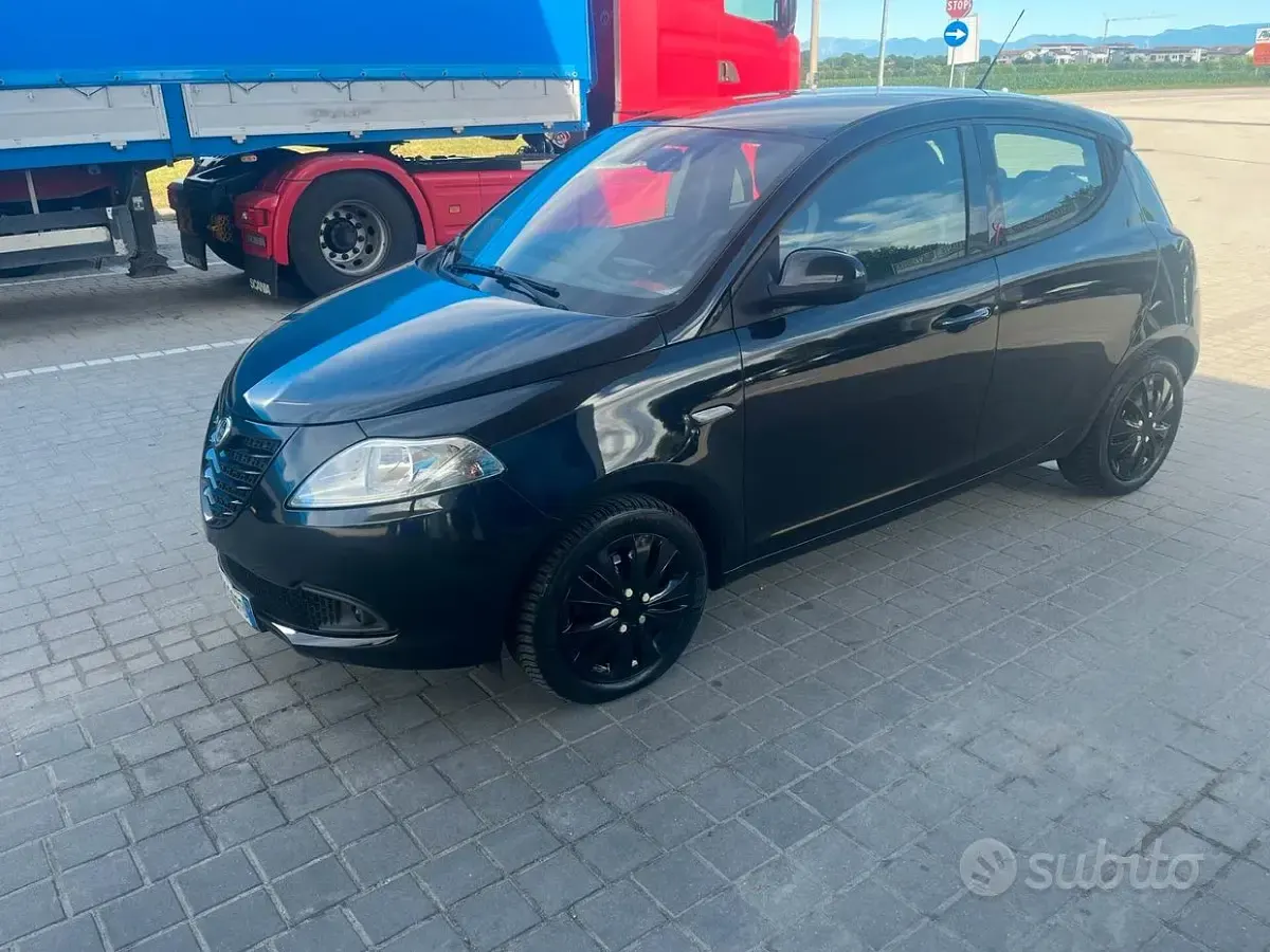 Usata Lancia Ypsilon 69 CV (50 kW) 2014 Nero Utilitaria