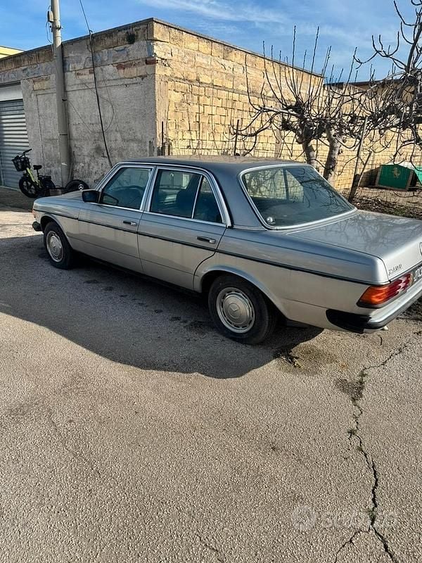 Usata Mercedes 240 1982 Grigio Berlina