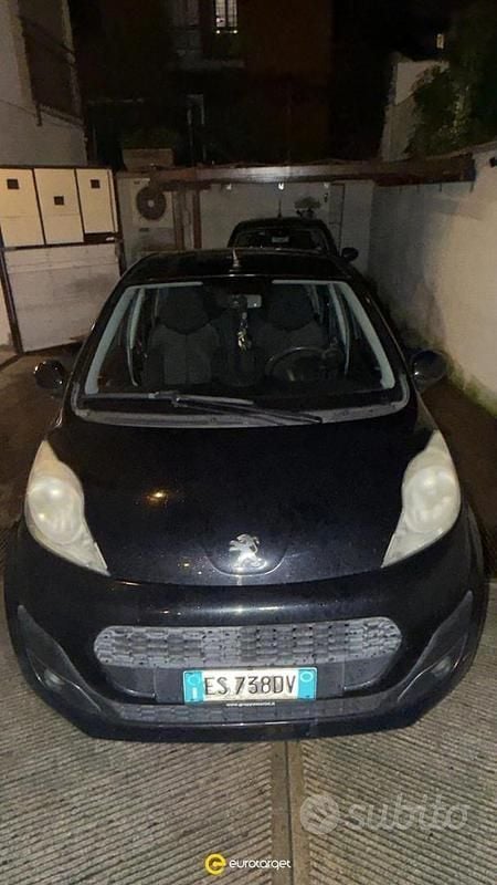 Nero Usata 2013 Peugeot 107 Active Utilitaria | 3950 € (Super prezzo) - Immagine 1/4