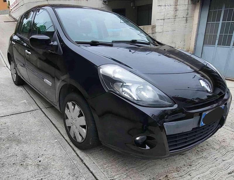 Nero Usata 2011 Renault Clio II Dynamique Tre volumi | 5450 € (Cara) - Immagine 1/4