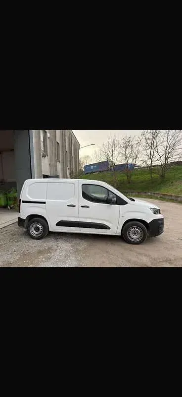 Usata Peugeot Partner 102 CV (75 kW) 2022 Monovolume