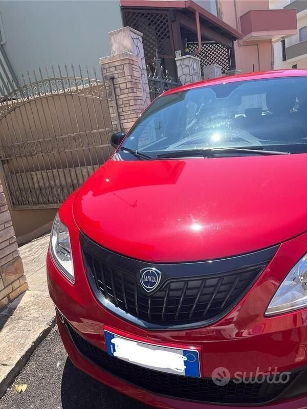 Usata Lancia Ypsilon 69 CV (50 kW) 2023 Rosso Utilitaria
