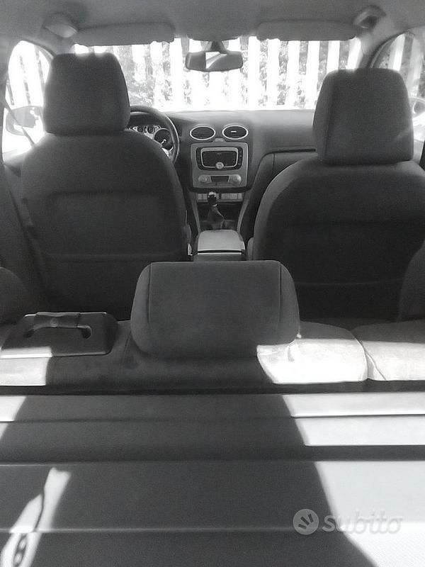 Usata 2009 Ford Focus Tre volumi | 3500 € (Buon prezzo) - Immagine 1/4