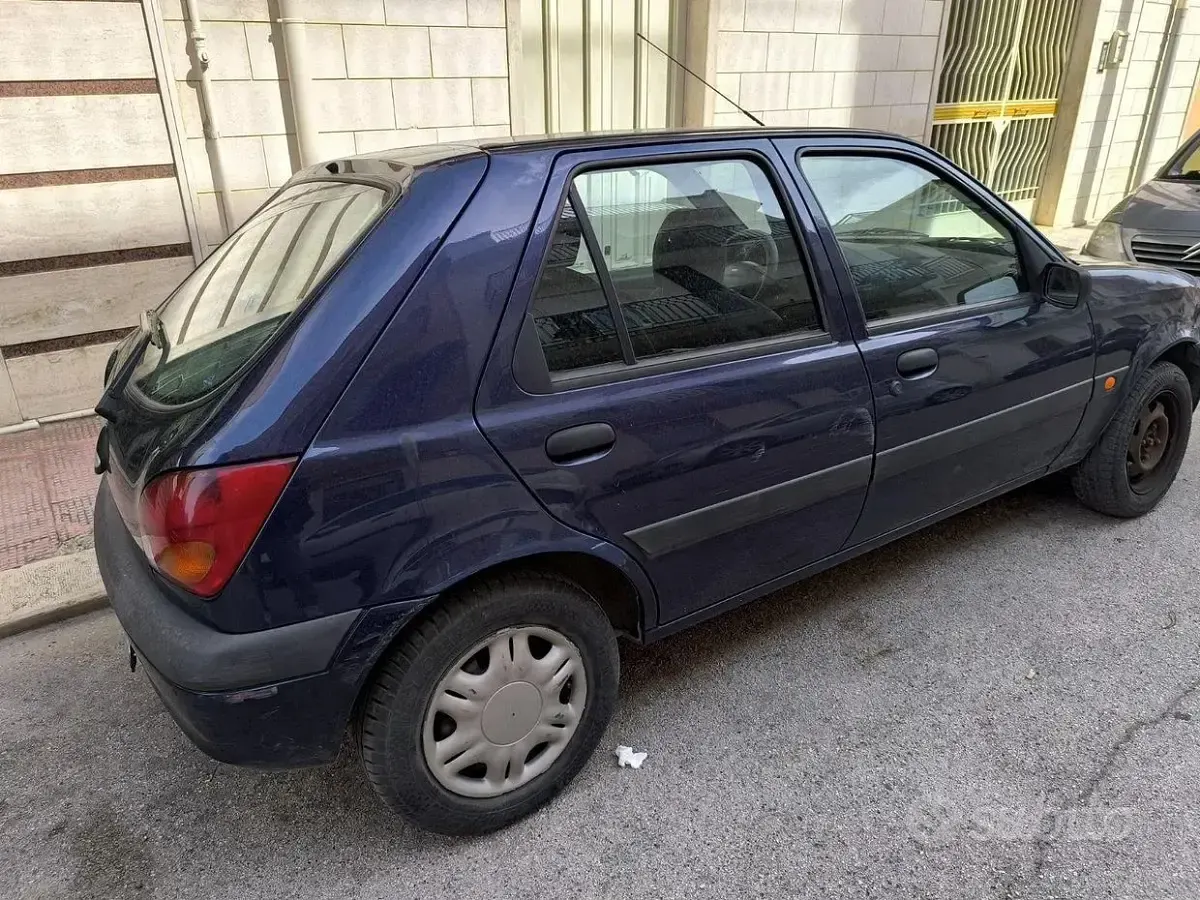 Usata Ford Fiesta 75 CV (55 kW) 2001 Blu Utilitaria