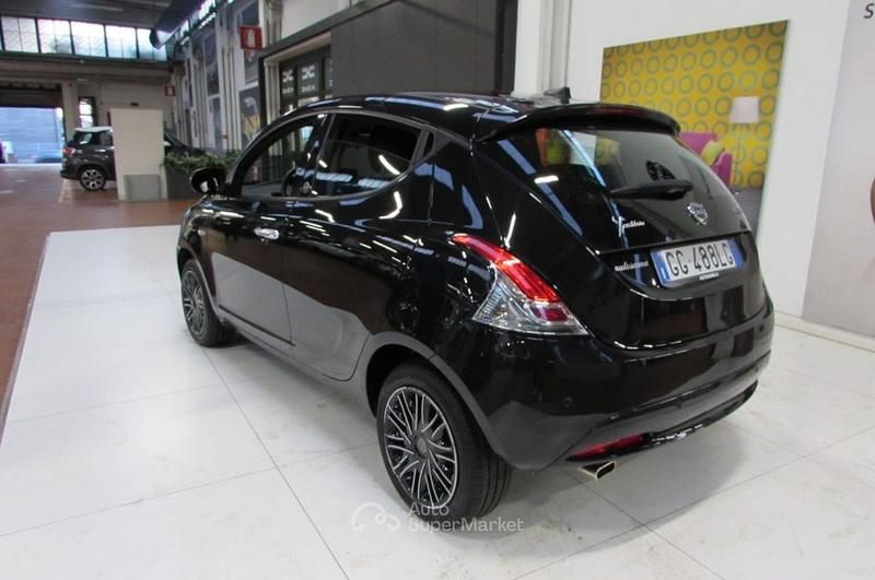 Usata Lancia Ypsilon Gold 70 CV (51 kW) 2021 Nero Utilitaria