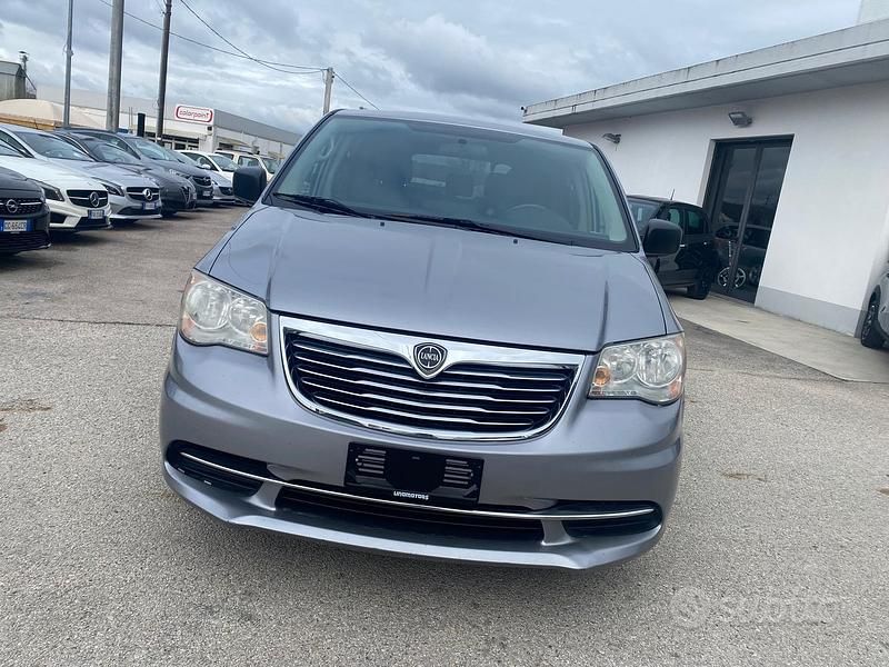 Usata Lancia Voyager Silver 177 CV (130 kW) 2014 Grigio Monovolume