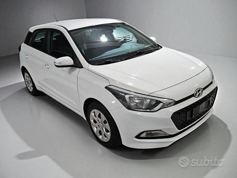 Usata Hyundai i20 Classic 75 CV (55 kW) 2018 Bianco pastello Berlina
