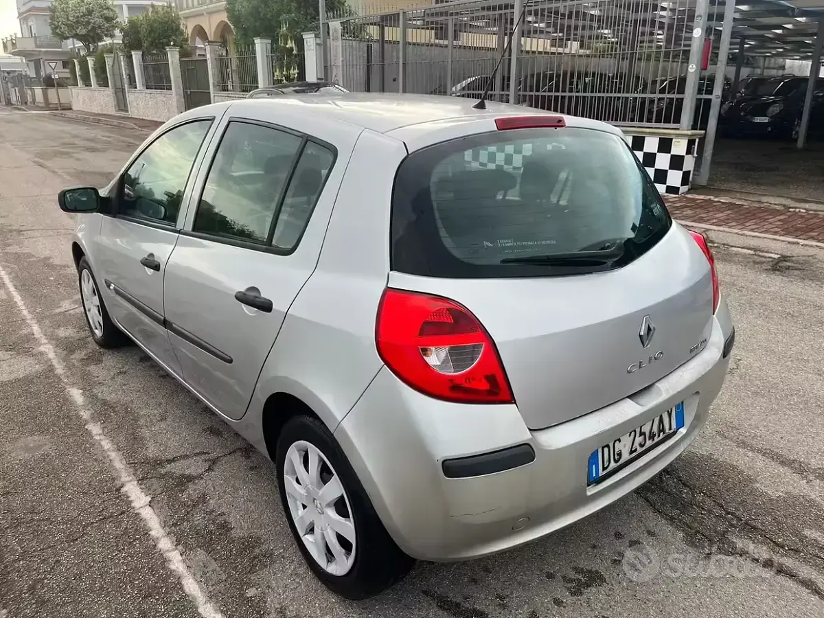 Gebraucht Renault Clio II Dynamique 85 PS (62 kW) 2007 Grau Limousine