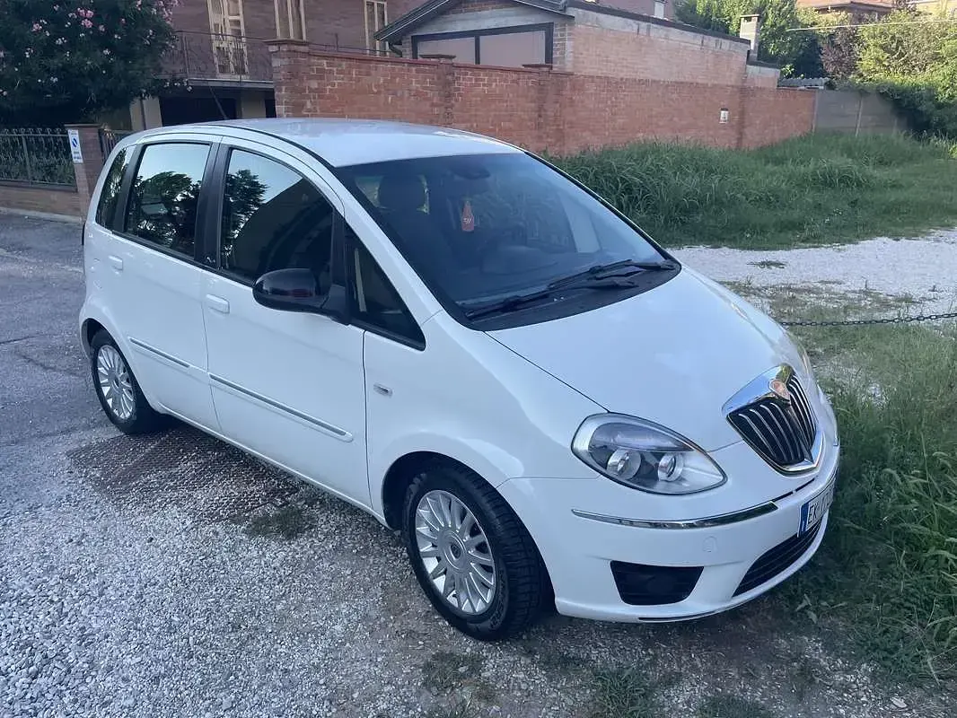 Usata Lancia Musa Gold 95 CV (69 kW) 2011 Bianco Monovolume