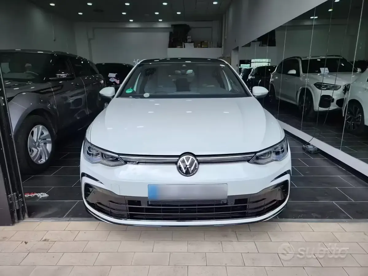 Usata VW Golf VIII R-line 150 CV (110 kW) 2024 Pure white Berlina