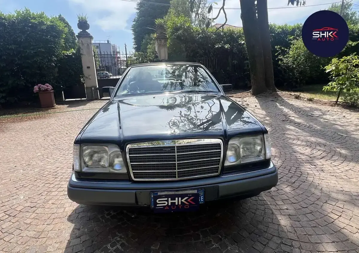 Usata Mercedes E200 136 CV (100 kW) 1996 Blu/azzurro Cabrio