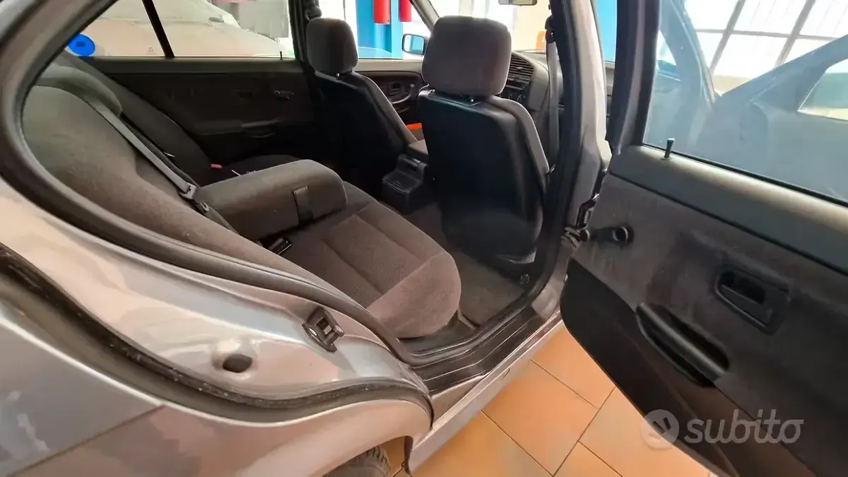 Usata BMW 318 113 CV (83 kW) 1992 Grigio Berlina