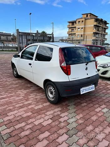 Usata Fiat Punto 69 CV (50 kW) 2005 Bianco pastello Utilitaria