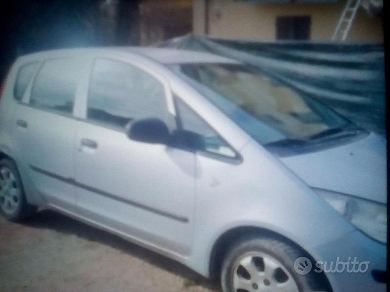 Usata Mitsubishi Colt 95 CV (69 kW) 2006 Grigio Monovolume