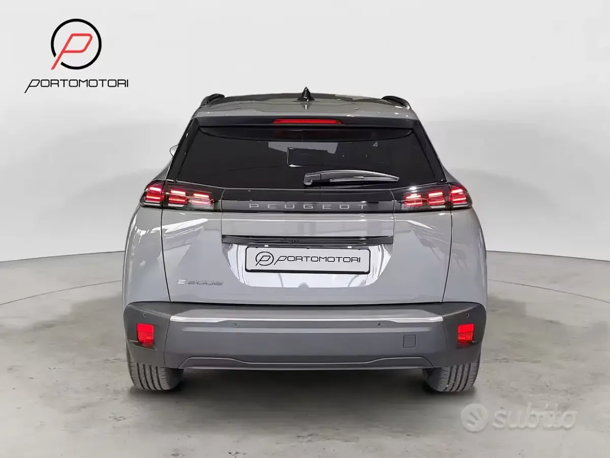 Nuova Peugeot e-2008 Allure 114 kW (156 CV) 2026 Grigio SUV