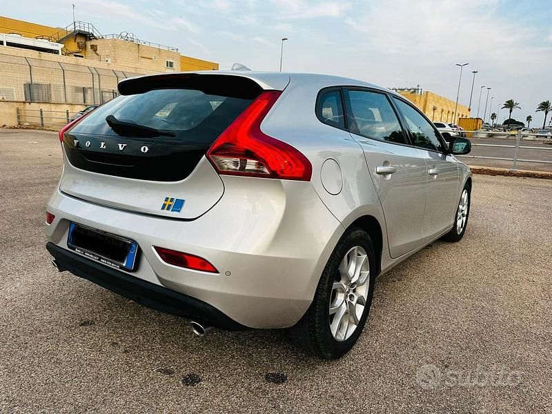Usata Volvo V40 120 CV (88 kW) 2019 Grigio Berlina
