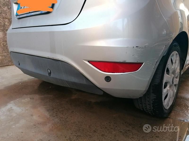 Usata Ford Fiesta 96 CV (70 kW) 2010 Grigio Berlina