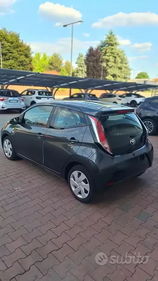 Usata Toyota Aygo X-clusiv 69 CV (50 kW) 2015 Grigio Utilitaria