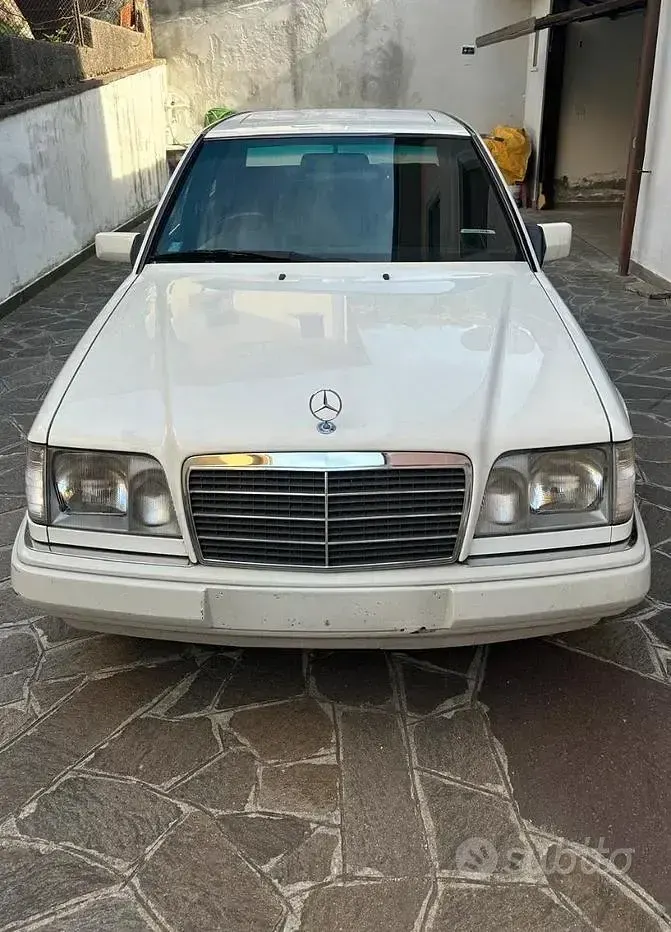 Usata Mercedes E200 109 CV (80 kW) 1994 Bianco Berlina