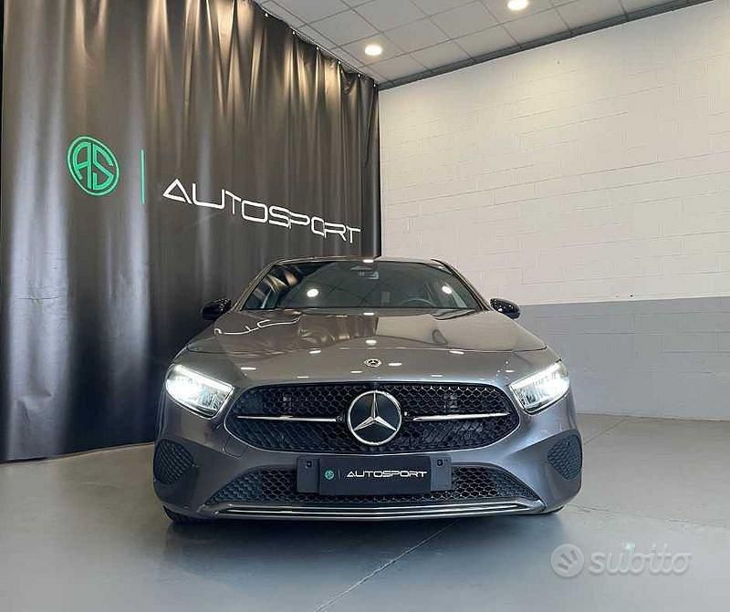Usata Mercedes A180 Advanced Plus 116 CV (85 kW) 2023 Grigio scuro Berlina