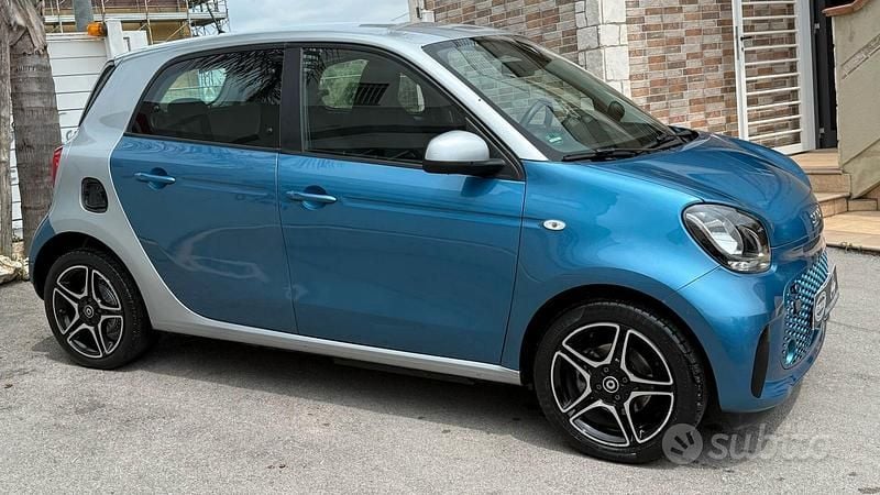 Usata Smart ForFour Electric Drive Passion 41 kW (56 CV) 2021 Blu Berlina