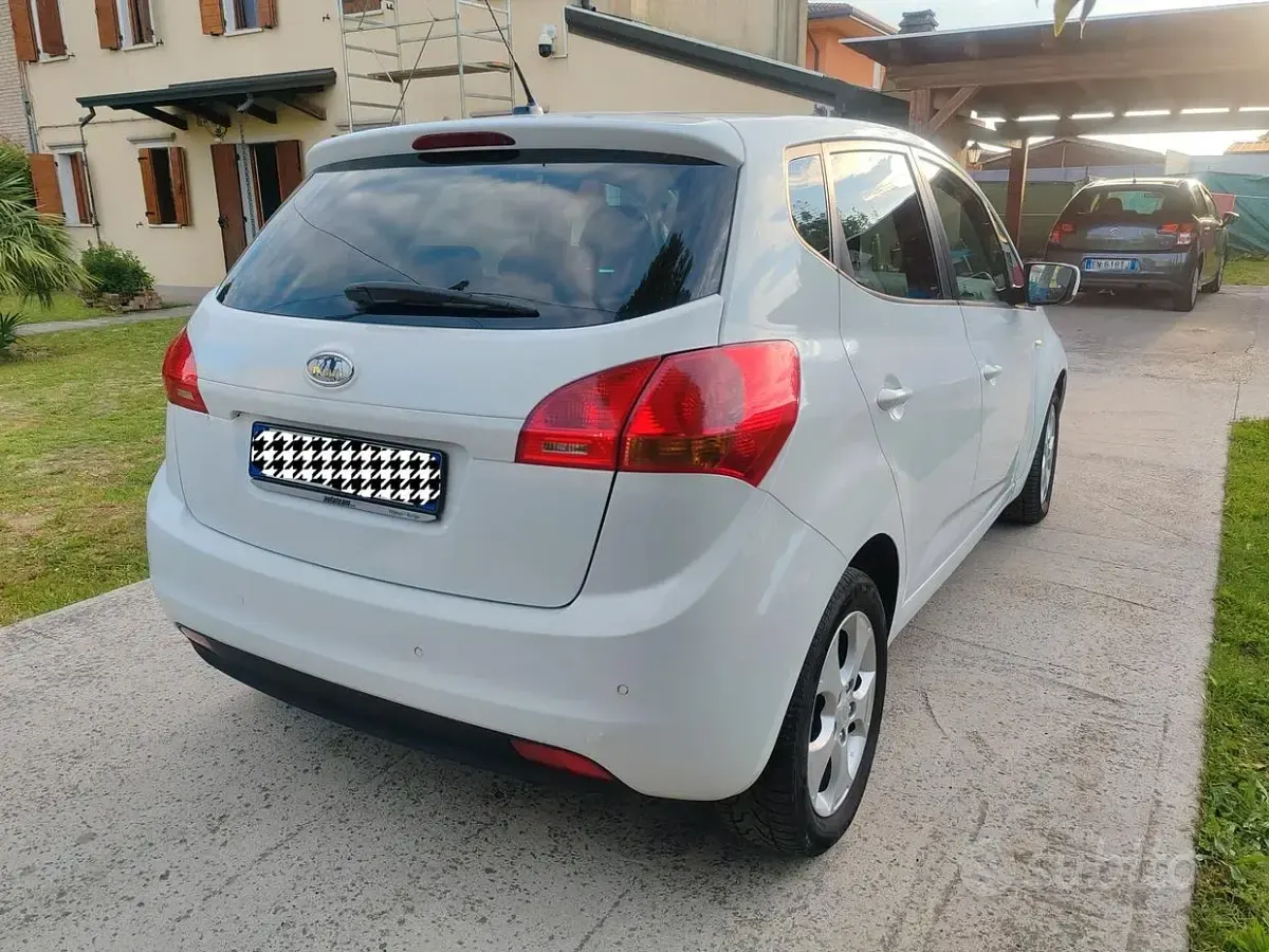 Usata Kia Venga 90 CV (66 kW) 2010 Bianco Utilitaria
