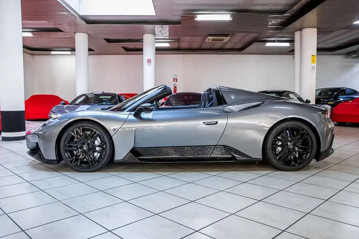 Usata Maserati MC20 630 CV (463 kW) 2024 Grigio mistero Cabrio