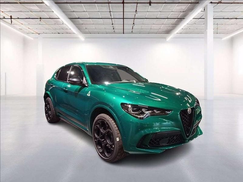 Nuova Alfa Romeo Stelvio Quadrifoglio 519 CV (381 kW) 2026 Verde metallizzato SUV