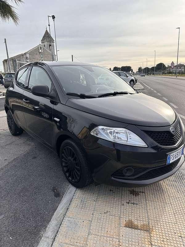 Usata Lancia Ypsilon Gold 69 CV (50 kW) 2018 Utilitaria