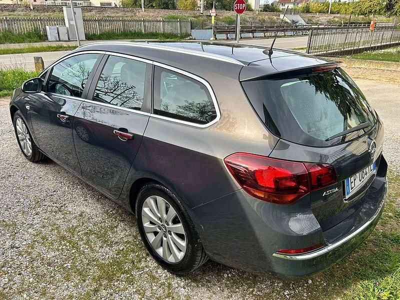 Usata Opel Astra Cosmo 110 CV (80 kW) 2012 Grigio Station wagon