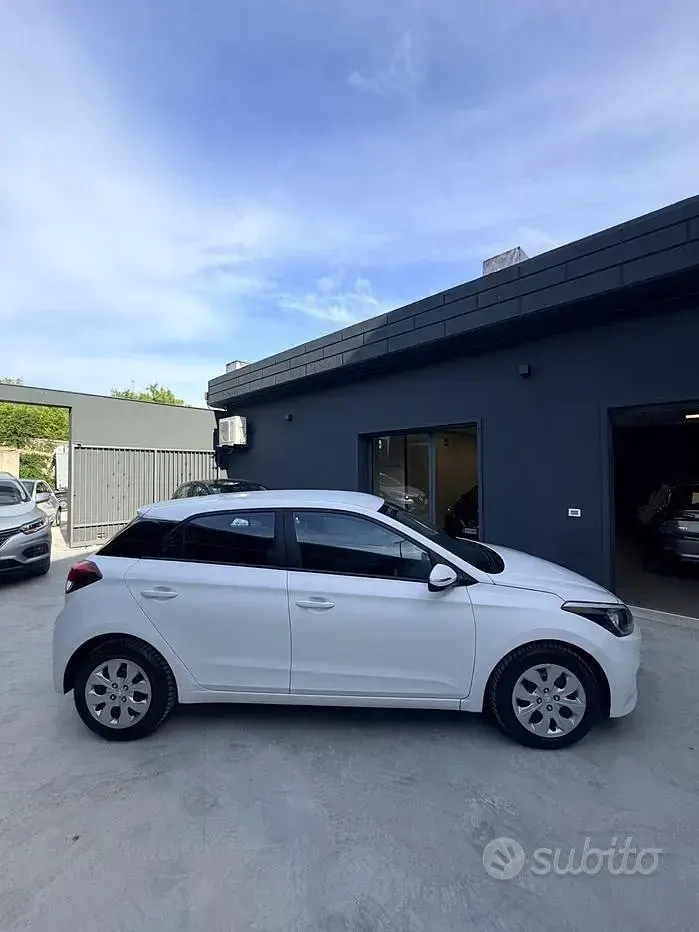 Usata Hyundai i20 Comfort 75 CV (55 kW) 2018 Bianco Berlina