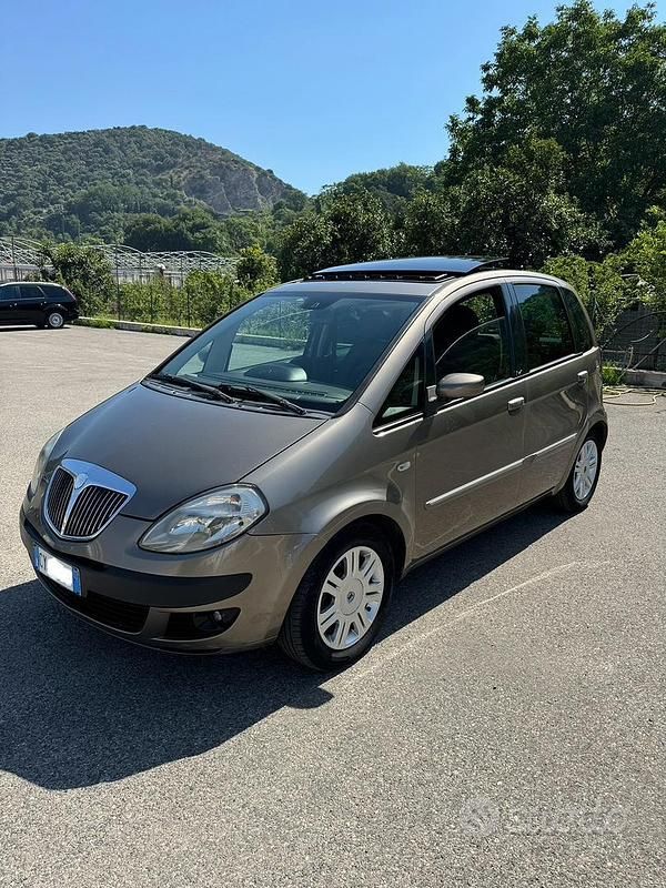 Usata Lancia Musa 95 CV (69 kW) 2005 Marrone Monovolume